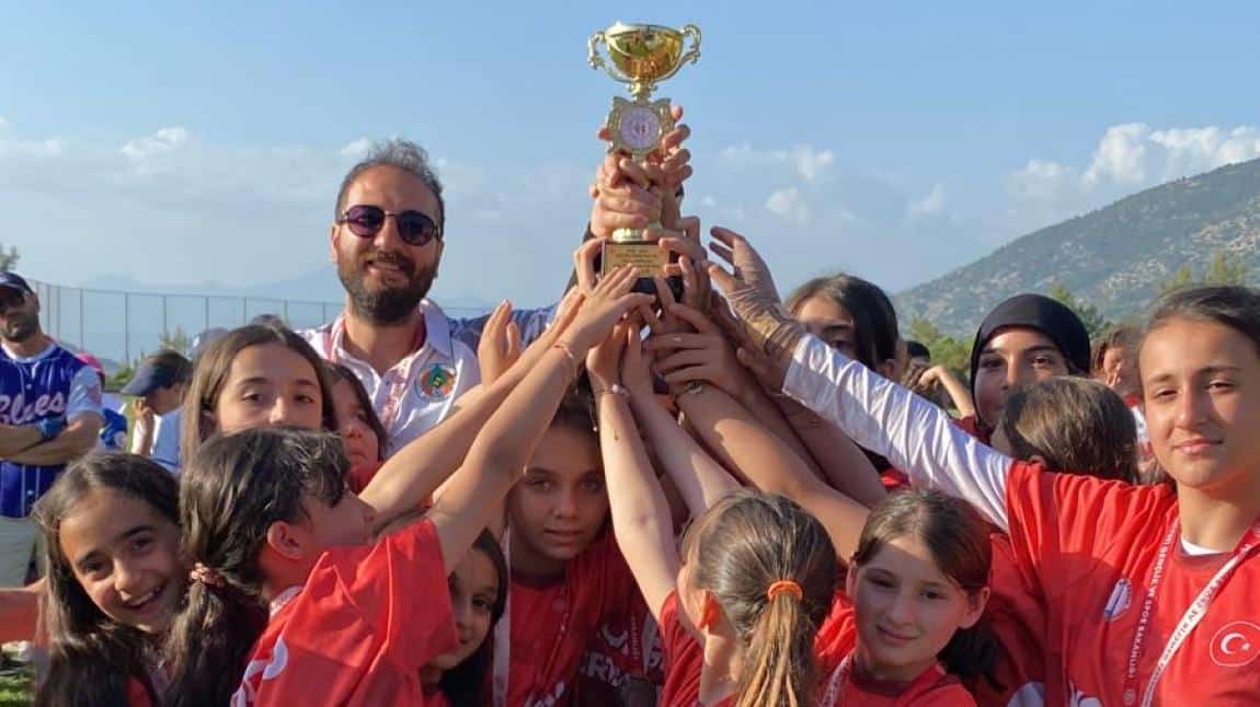  Küçük Kızlar Softbol Takımımız Türkiye 3.sü